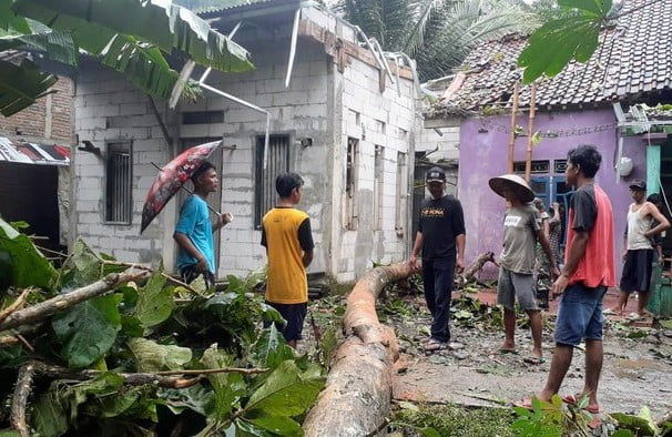 Hujan Dan Angin Kencang Melanda Kebumen Puluhan Rumah Rusak Dan