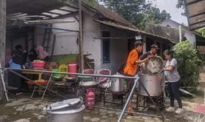 Suasana di dapur umum Posko Relawan BPBD Demak, tempat warga Sidorejo mengungsi. /Foto: Dok/